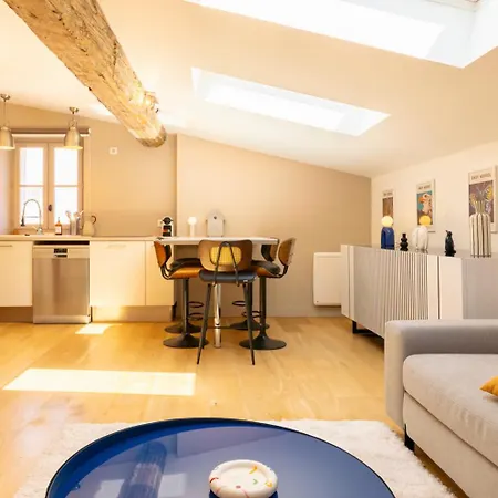 Duplex De Charme Avec 2 Chambres, Climatisation & Parking En Centre-ville Lägenhet *