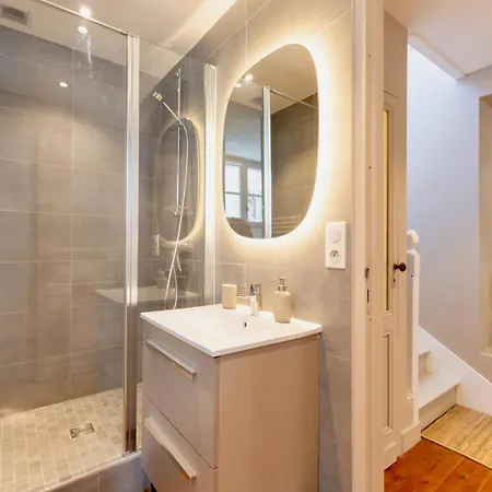 Duplex De Charme Avec 2 Chambres, Climatisation & Parking En Centre-ville Lägenhet
