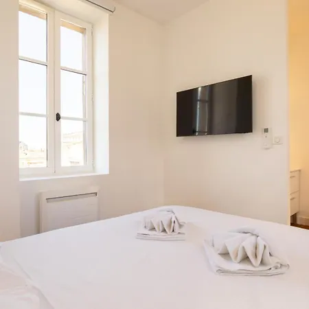 Duplex De Charme Avec 2 Chambres, Climatisation & Parking En Centre-ville ボルドー